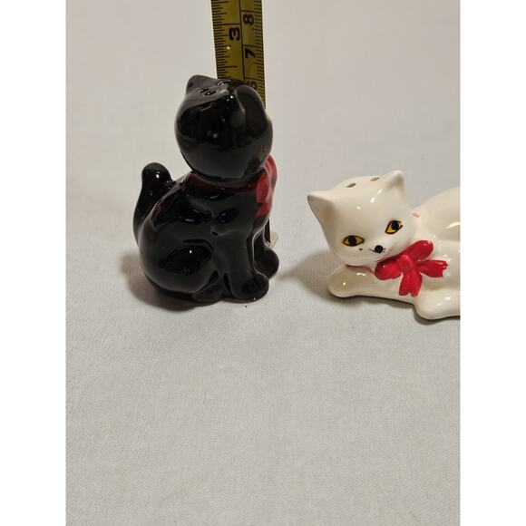 Vintage Salt and Pepper Shakers - Takahashi Black and White Kitties - Picture 7 of 8